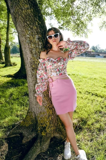 Ekru Çiçekli Straplez Bluz ve Pembe Triko Etek