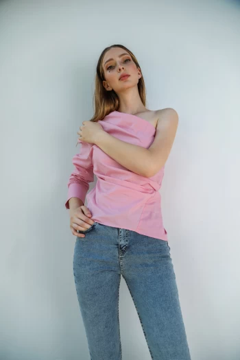 Pembe Tek Kollu Gömlek ve Buz Mavisi Jean