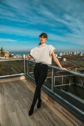 Siyah Düğme Detaylı Tayt ve Ekru Vatkalı Süveter
