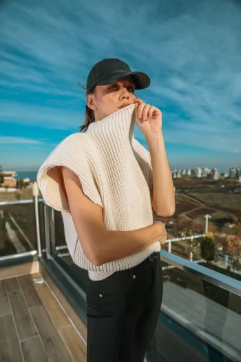 Siyah Düğme Detaylı Tayt ve Ekru Vatkalı Süveter