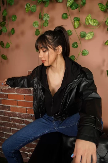 Siyah Kapşonlu Deri Mont