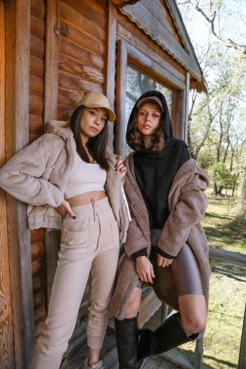 Siyah Sweatshirt ve Vizon Peluş Mont
