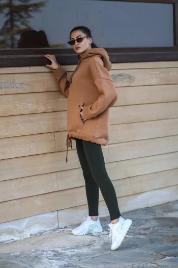 Taba Kanguru Cepli Sweat Haki Çelik Yüksel Bel Tayt ve Beyaz Kapşonlu Sweat