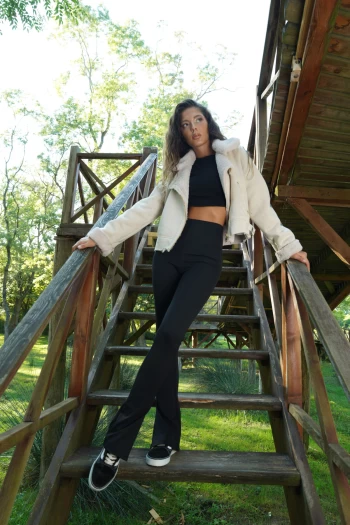 Bej Apoletli Süet Mont, Siyah Paçası Yırtmaçlı Fitilli Tayt