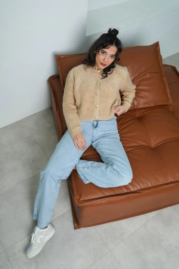 Bej Teddy Hırka, Buz Mavisi MNG Kesik Paça Pantolon