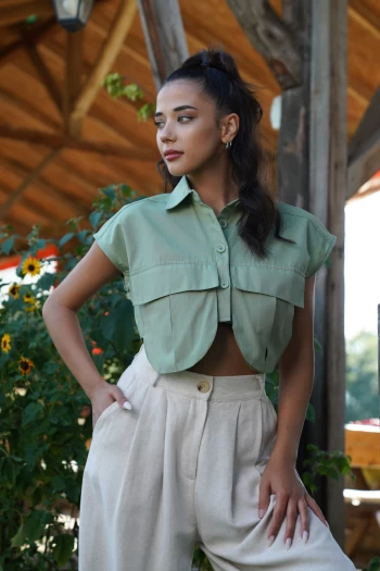 Bej V Yaka İp Askılı Crop, Haki Kargo Cepli Gömlek, Taş Renk Kemerli Keten Pantolon