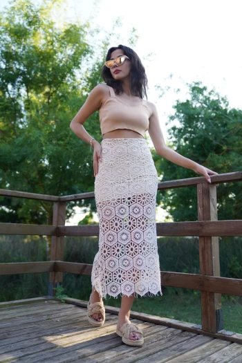 Bej Yırtmaçlı Dantelli Etek, Camel Sırt Dekolteli Croptop