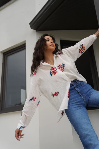 Beyaz Çiçek İşlemeli Keten Gömlek, Mavi Kesik Paça Palazzo Jean