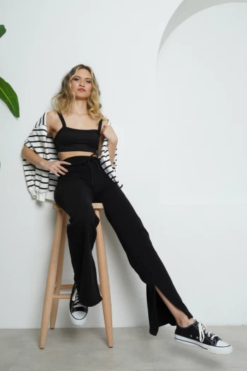 Beyaz İnce Çizgili Sweatshirt, Siyah Askılı Triko Croptop, Siyah Yırtmaçlı Eşofman
