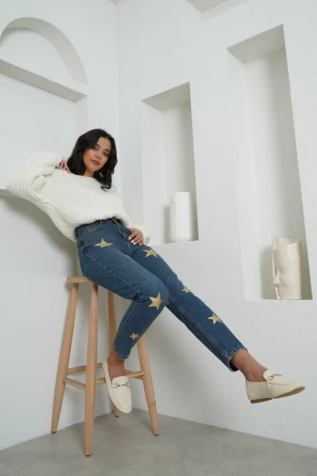 Beyaz Lastikli Örgü Kazak, Mavi Yıldız İşlemeli Jean