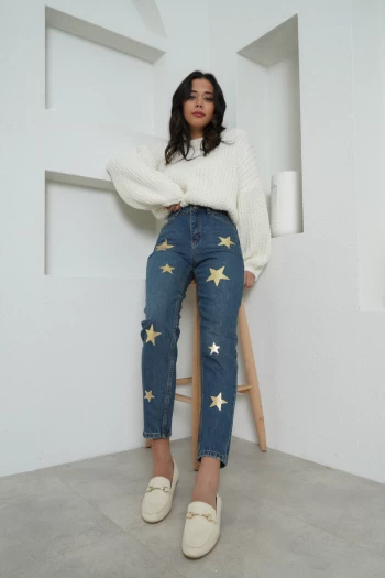 Beyaz Lastikli Örgü Kazak, Mavi Yıldız İşlemeli Jean