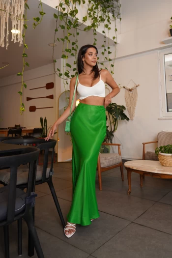Beyaz V Yaka İp Askılı Crop, Yeşil Uzun Saten Etek
