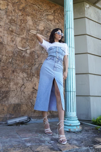 Buz Mavisi Önü Yırtmaçlı Straplez Kot Elbise, Beyaz Crop T-Shirt