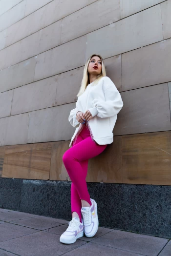 Ekru Önü Zincirli Sweatshirt, Fuşya Ayak Şeritli Fitilli Tayt