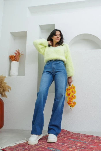 Fıstık Yeşili Lastikli Örgü Kazak, Mavi Kesik Paça Palazzo Jean