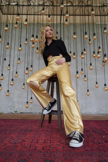 Gold Parlak Kumaş Boru Paça Pantolon, Siyah Tek Cepli Crop Gömlek
