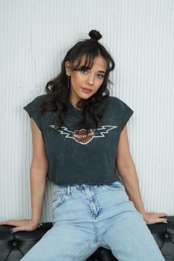 Gri Eskitme Kolsuz T-Shirt, Buz Mavisi MNG Kesik Paça Pantolon