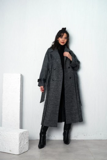 Gri Kolu Deri Kemerli Kaşe Kaban, Siyah Yüksek Bel Kot Pantolon, Siyah Boğazlı Triko