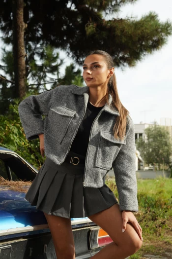 Gri Orj Model Kaşe Ceket, Gri Kemerli Pileli Şort Etek