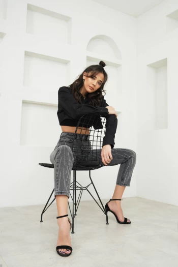 Gri Taşlı Mom jean, Siyah Tek Cepli Crop Gömlek