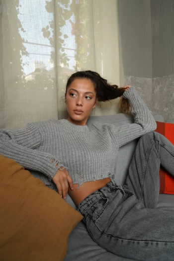 Gri Yüksek Bel Mom Jean, Gri Yırtık Detaylı Crop Kazak