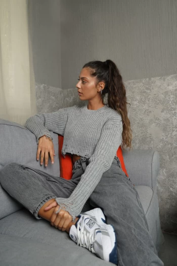 Gri Yüksek Bel Mom Jean, Gri Yırtık Detaylı Crop Kazak