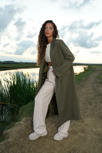 Haki Cift Cepli Düğmeli Trençkot, Bej Basic Crop T-Shirt, Bej Beli Pensli Palazzo Pantolon