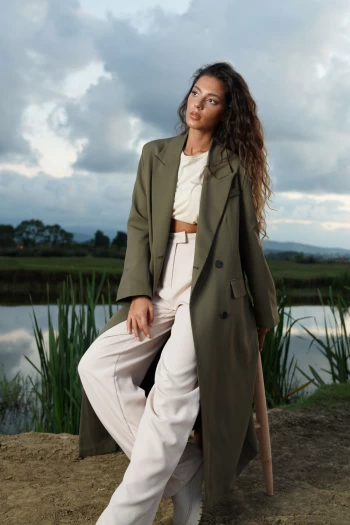 Haki Cift Cepli Düğmeli Trençkot, Bej Basic Crop T-Shirt, Bej Beli Pensli Palazzo Pantolon