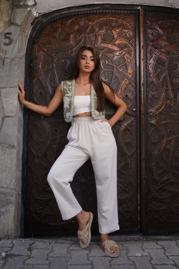 Haki Nakışlı Keten Yelek, Taş Renk Düğme Detaylı Keten Pantolon