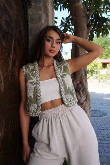 Haki Nakışlı Keten Yelek, Taş Renk Düğme Detaylı Keten Pantolon