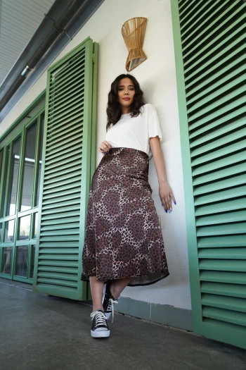 Kahverengi Leopar Desenli Saten Etek, Krem OYS Yanı Yırtmaçlı T-Shirt