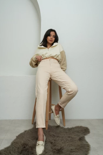Krem Kolu Kürklü Sweatshirt, Bej Yüksek Bel Mom Jean