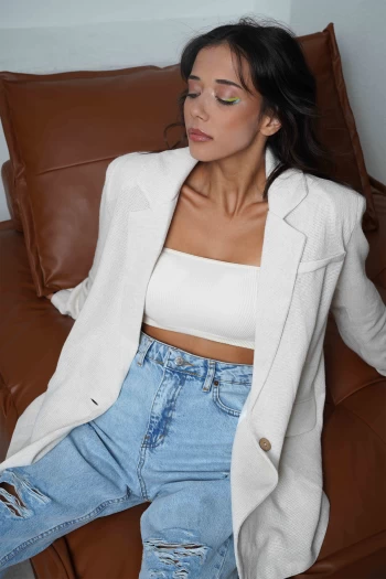 Krem Omzu Vatkalı Keten Ceket, Beyaz Straplez Croptop, Buz Mavisi Yırtık Mom Jean