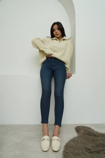 Krem Yakası Fermuarlı Fitilli kazak, Koyu Mavi Dikiş Detaylı Pantolon