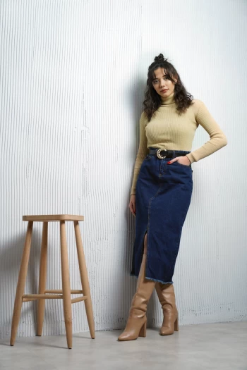 Lacivert Önü Yırtmaçlı Kot Etek, Siyah Tokası Desenli Kemer, Bej Boğazlı Triko