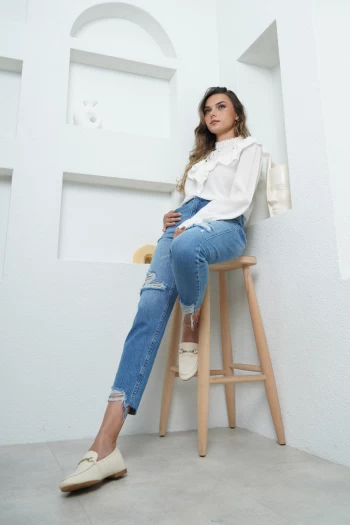 Mavi Yırtık Mom Jean, Ekru Yaka Detaylı Bluz