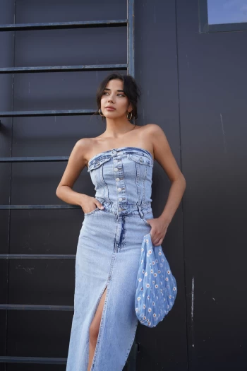 Önü Yırtmaçlı Straplez Kot Elbise