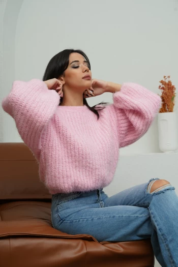 Pembe Lastikli Örgü Kazak, Mavi Dizi Ve Paçası Kesik Pantolon