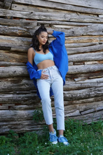 Saks Mavi Düşük Omuzlu Oversize Gömlek, Mavi V Yaka İp Askılı Crop, Buz Mavisi Yüksek Bel Mom Jean