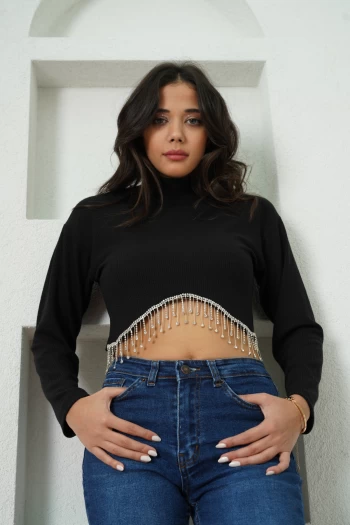 Siyah Altı Taşlı Triko, Koyu Mavi Paçası Lazer Kesim Kot Pantolon