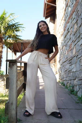 Siyah Basic Crop T-Shirt, Bej Beli Lastikli Müslin Pantolon