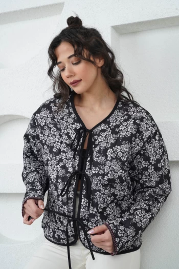 Siyah Çift Taraflı Kapitone Ceket, Ekru İspanyol Paça Kot Pantolon