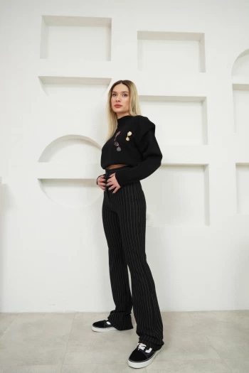 Siyah Çizgili Palazzo Pantolon, Siyah Broşlu Triko Kazak