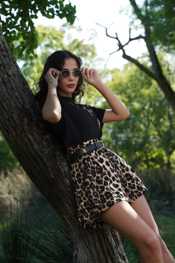 Siyah Crop T-Shirt, Bej Beli Lastikli Leopar Desenli Şort, Siyah Eğik Gold Tokalı Kemer