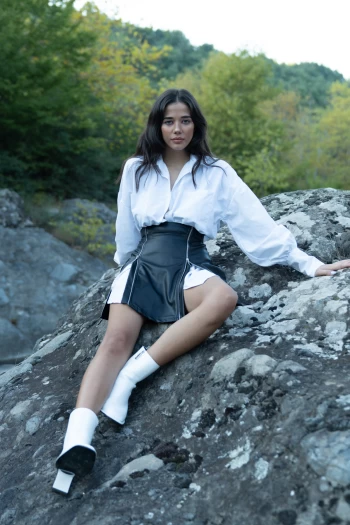 Siyah İçi Kürklü Deri Ceket, Siyah İçi Kürklü Deri Ceket, Beyaz Uzun Kollu Gömlek