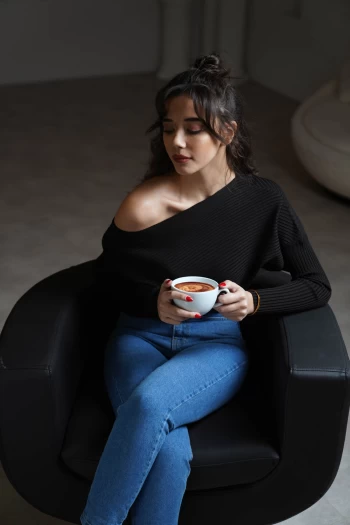 Siyah Kayık Yaka Fitilli Kazak