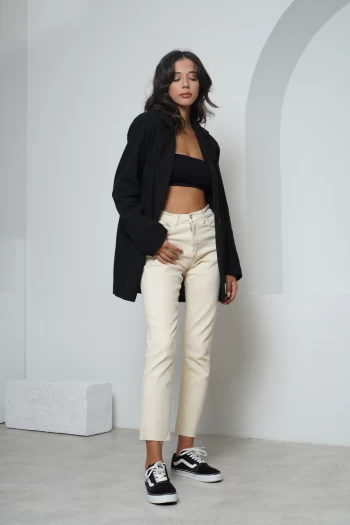 Siyah Omzu Vatkalı Keten Ceket, Siyah Straplez Croptop, Bej Paçası Lazer Kesim Kot Pantolon