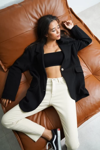 Siyah Omzu Vatkalı Keten Ceket, Siyah Strablez Croptop, Bej Paçası Lazer Kesim Kot Pantolon