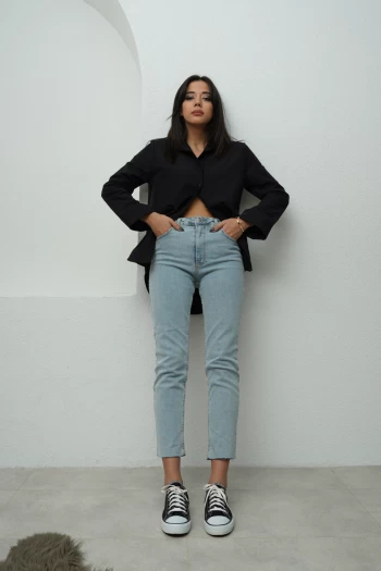 Siyah Oversize Gömlek, Buz Mavisi Paçası Lazer Kesim Kot Pantolon