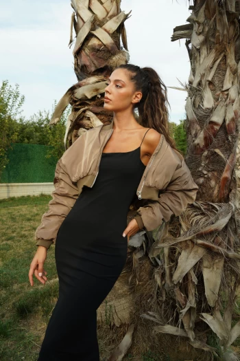 Siyah Sırt Dekolteli Elbise, Haki Crop Bomber Ceket